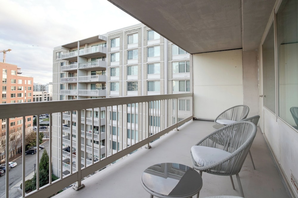 Crystal City Apt Close to Airport