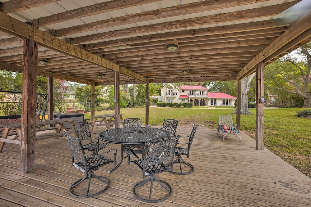 Modern Lake Conroe House w/ Lakefront Park & Deck! view 4