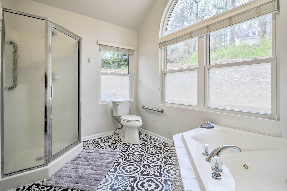 Laurel Park Home: 2 Mi to Downtown Hendersonville view 2
