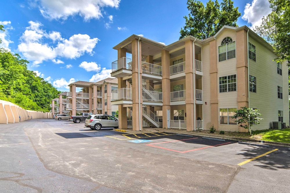 Sunroom, Fireplace: Lakefront Branson Condo