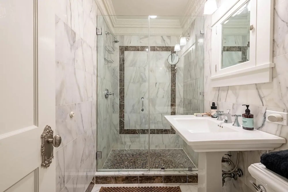 Lofty Bright Greenwich Getaway w Private Rooftop