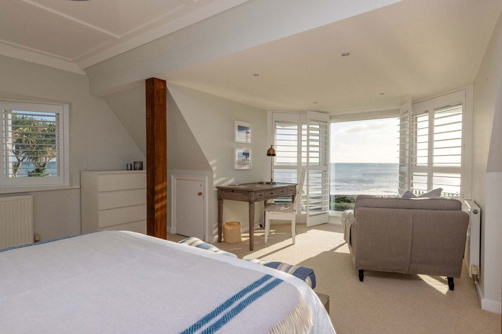 Luxury Beachfront Retreat for 14 With Hot Tub