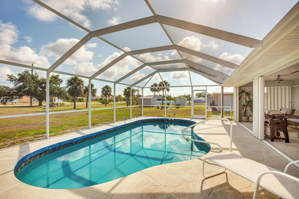 7 Mi to Beach: Family-friendly Englewood Escape!