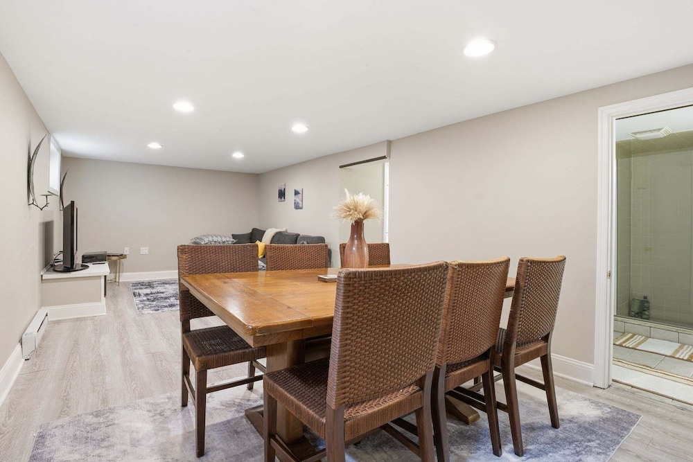 Dc Area Bungalow Near Shops And Dining 3 Bedroom Home
