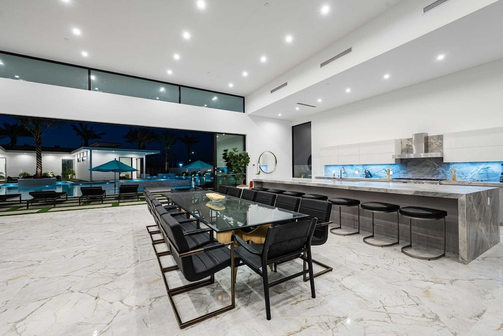 Sleeps 23 Luxury Villa w/ Pool, Hot Tub & Pickleball Court Bravo Villa 10