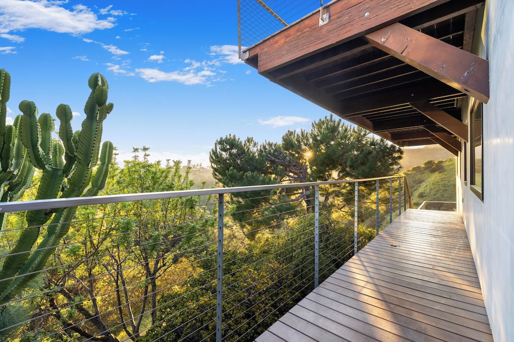 Summitridge - An Elegant Estate With Unobstructed City and Ocean Views - Image 2