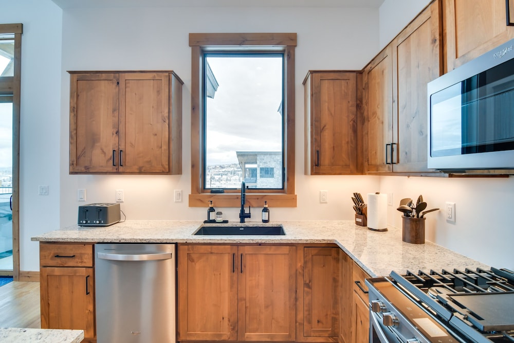 Winter Park Retreat: Balcony, Hot Tub & Fireplace!