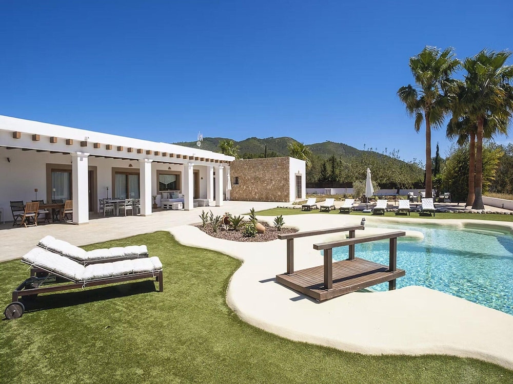 Spacious Villa With Games Area