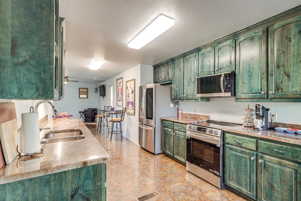 6 Mi to Granbury City Beach Park: Apt w/ Veranda!