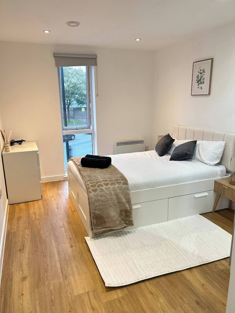 Spacious MCR Apartment - Gym - Terrace - Games Room - Free Secured Parking
