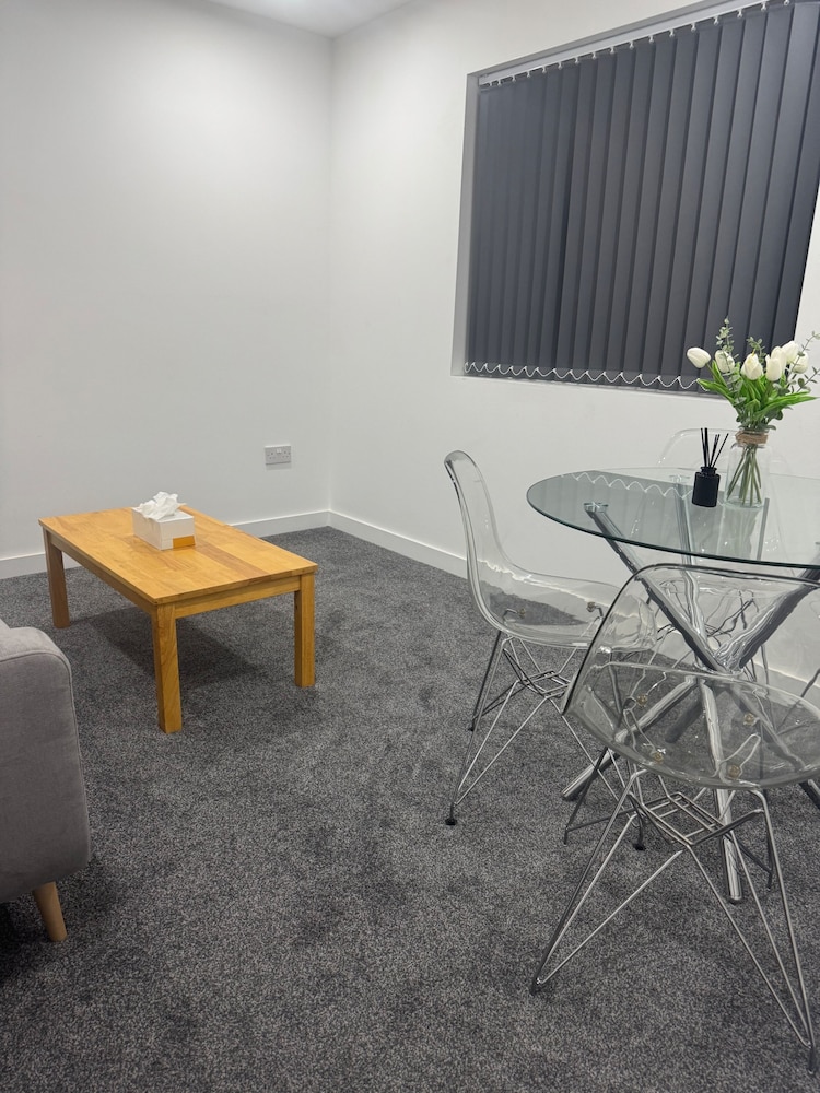 1 Bed Flat - Sleeps 2 - Parking - Wifi