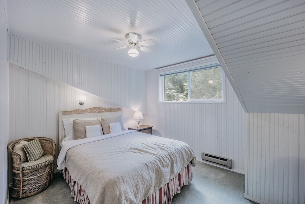 13sl - Hot Tub - Pets Ok - Wifi - Sleeps 8 2 Bedroom Home by RedAwning