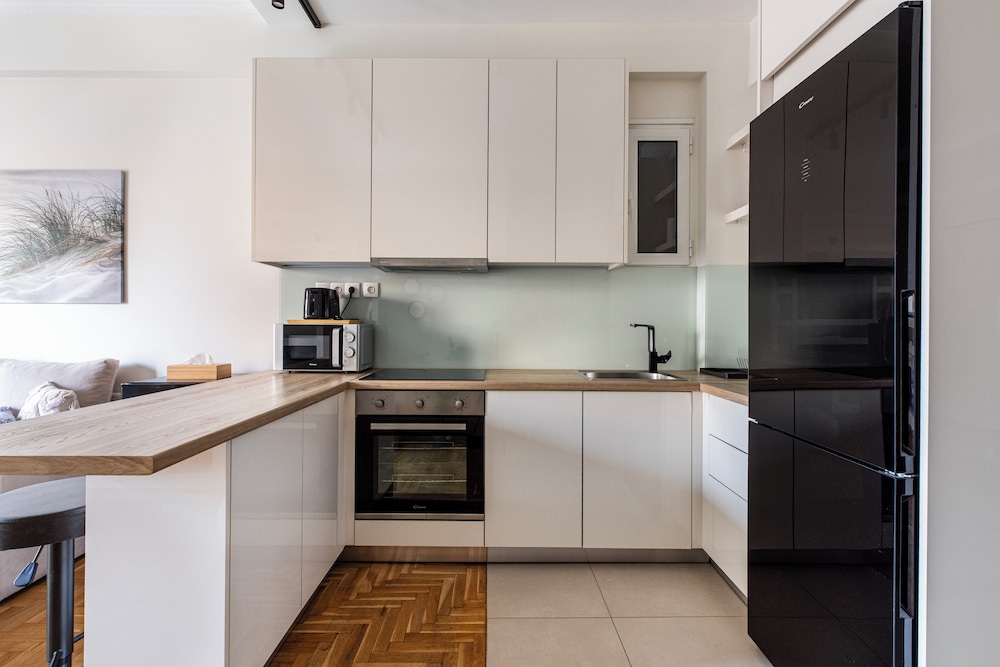 Attica - Captivating 2-Bedroom Apt & Balcony in Athens