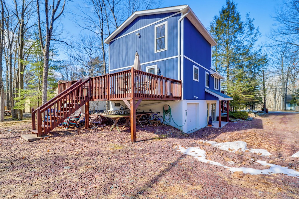 Walk to Lake Harmony: Family Retreat w/ Decks!