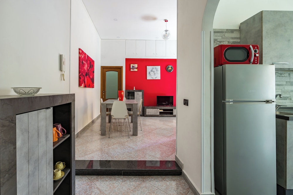 Red Comfort Flat Near Garibaldi Station