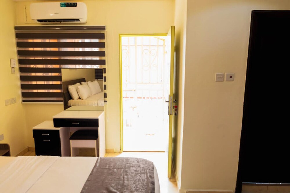 Captivating 3-bed Apartment in Lagos view 5