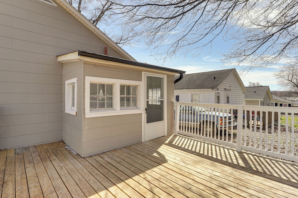 Close to Shops, Eats & Hospital: Roxboro Retreat