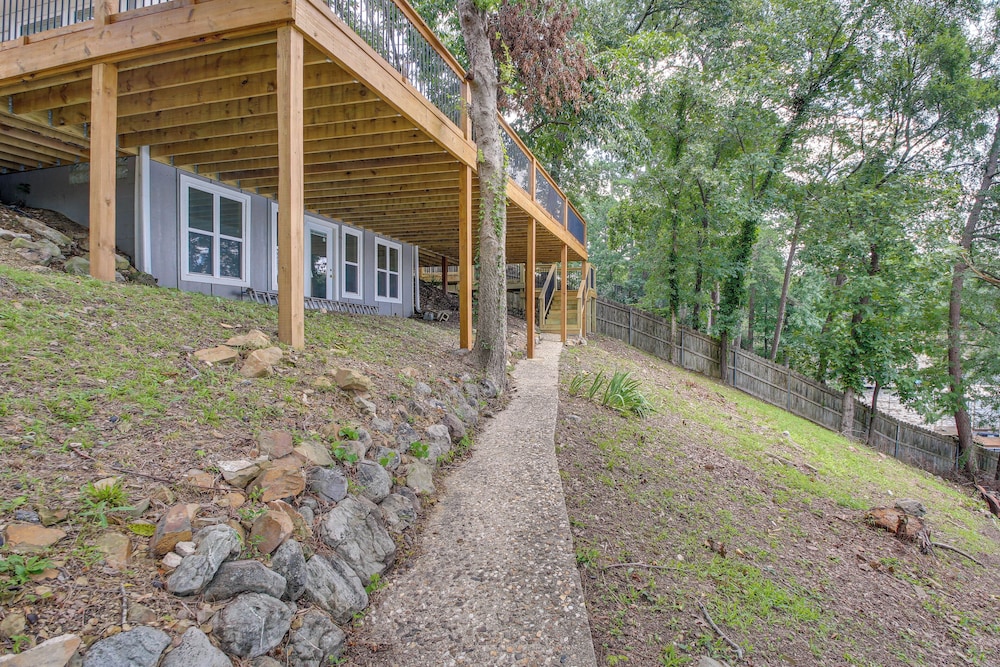 Lake Hamilton Views: Hot Springs Family Home!