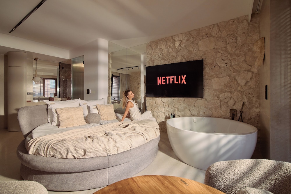 Granaria Jacuzzi Premium Suites by Downtown Apartments