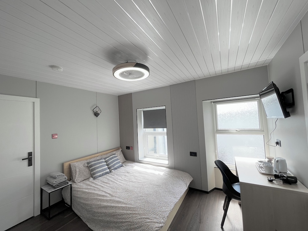 OYO Welsh Holiday Accommodation - Modern Stay