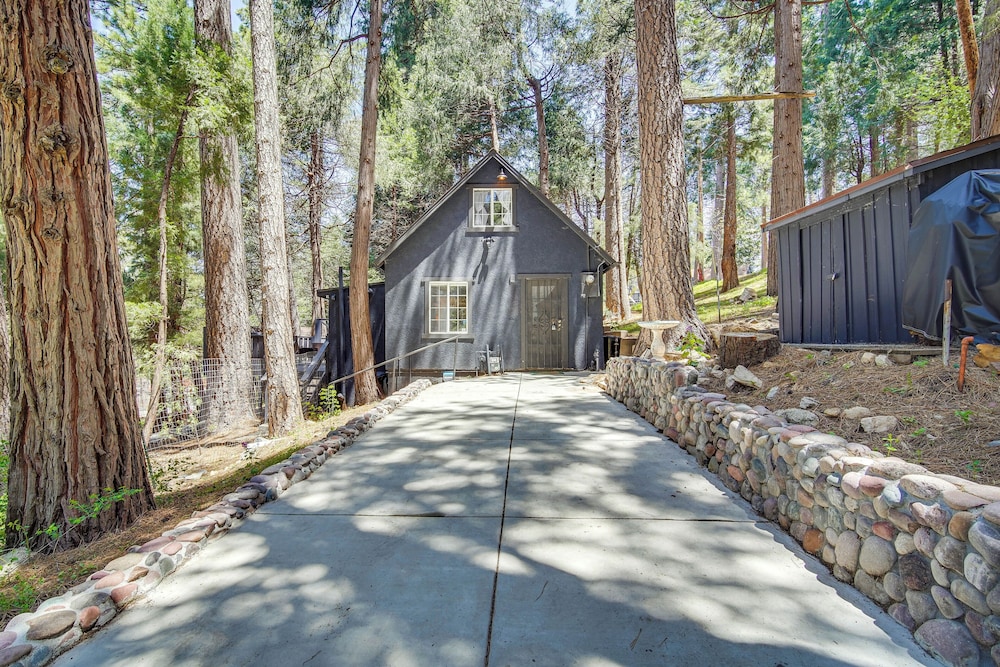 Crestline Vacation Rental, Close to Hiking Trails!