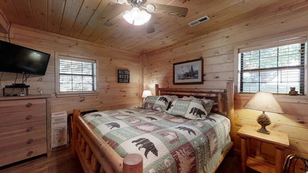 Karen's 2 Bedroom Cabin by RedAwning view 4