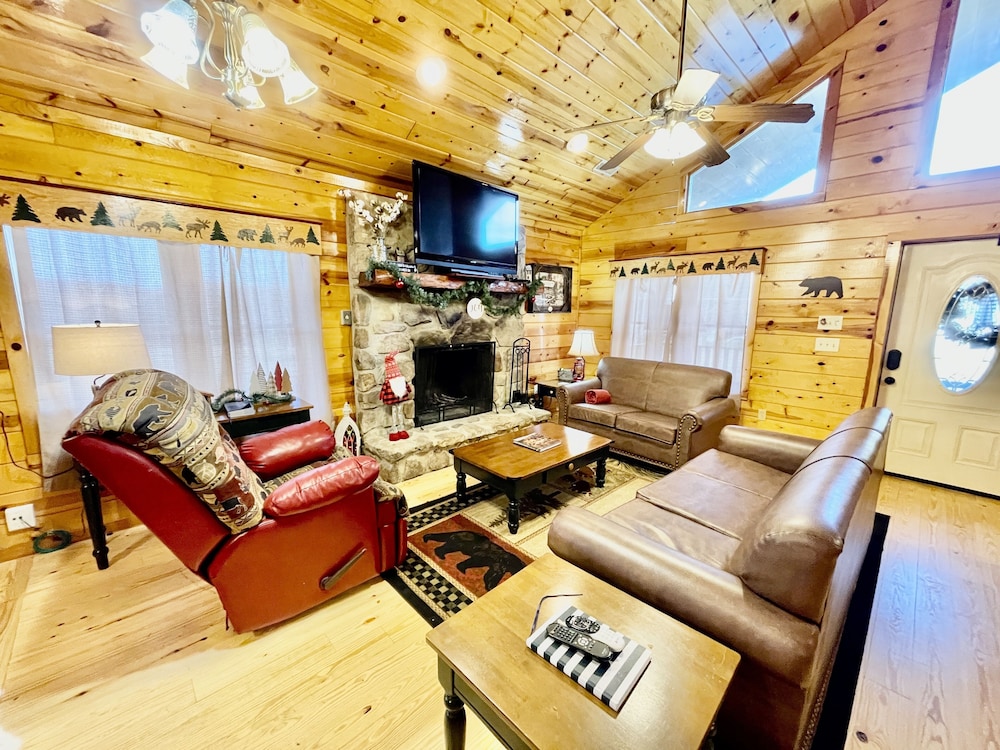 Little Sugar Camp 3 Bedroom Cabin by RedAwning