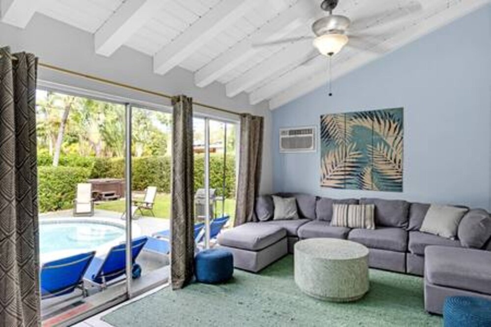 437 NE 107th Pool Hot Tub Patio 5 Bedrooms 3 Baths Parking