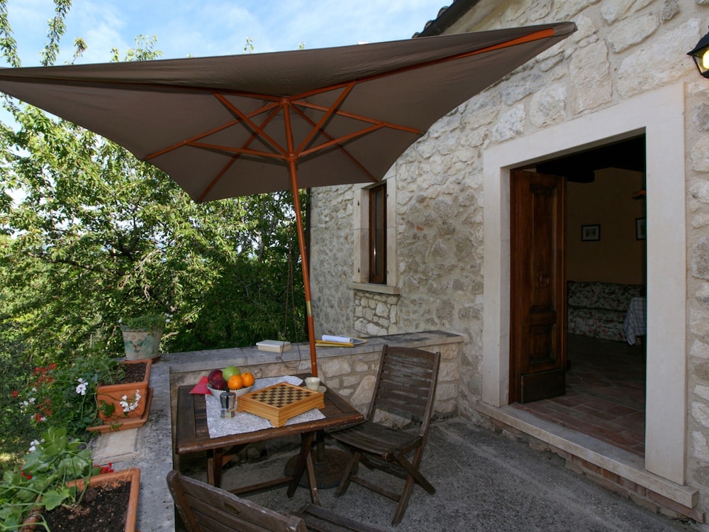 Cozy Cottage in Abbateggio With Garden view 2