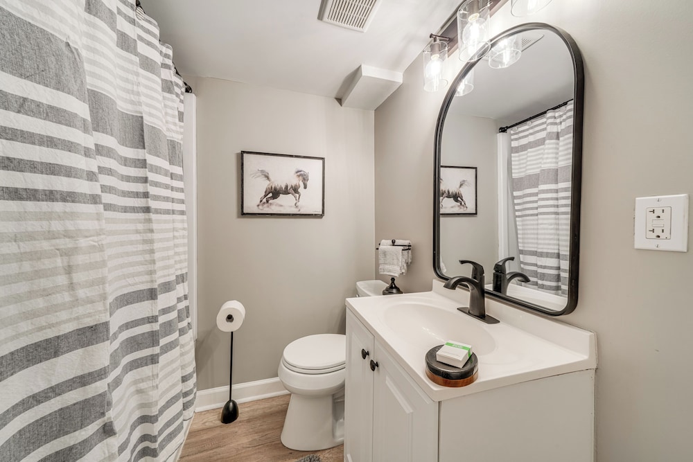 4 Mi to Churchill Downs: Updated Retreat w/ Deck!