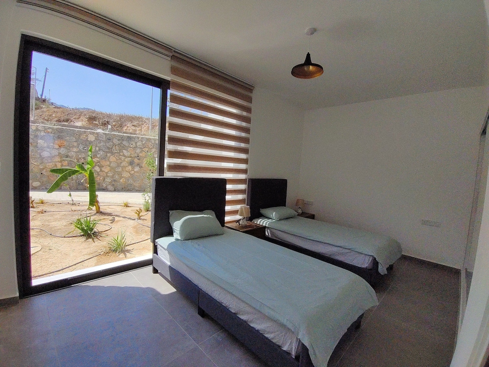 MY Wake Up by the Sea · Oceanfront Garden Retreat With Pool