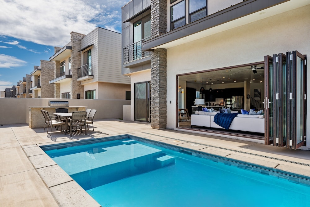 A Hole In One 15 Bedroom Home