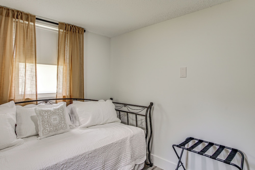 2 Mi to USC Campus: Peaceful Apartment w/ Yard