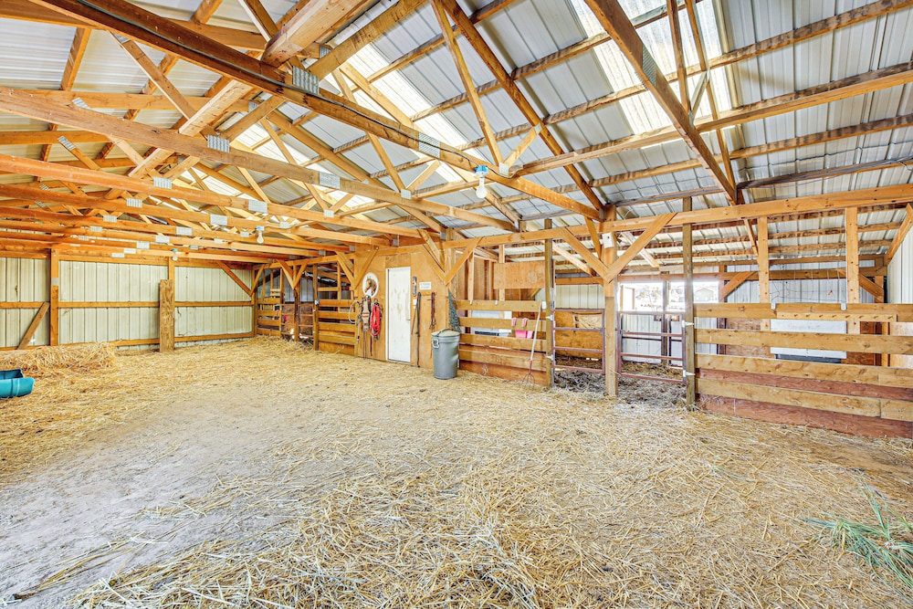 Pine Ridge Cabin on 62 Acres: Hot Tub & Views!