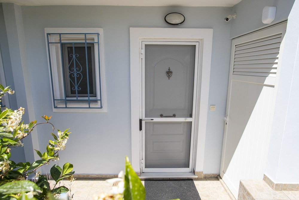 Garden House in Anavyssos view 2
