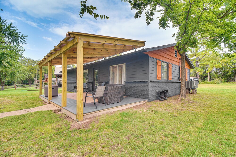 On-site Lake Access: Pet-friendly Vinita Home