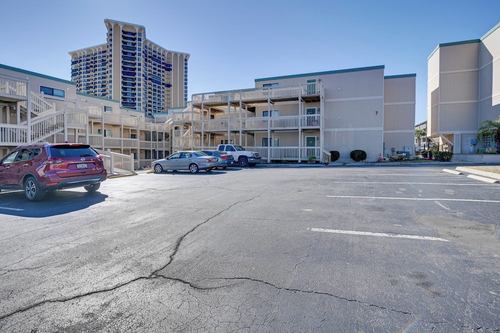 Walk to Beach + Pier: Myrtle Beach Getaway w/ Deck