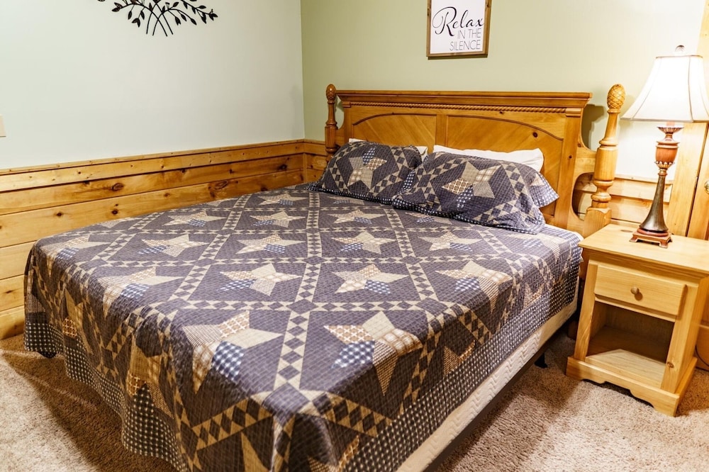 Er97 - Squirrel's Retreat - Close To The Action In Pigeon Forge! 2 Bedroom Cabin by RedAwning view 2