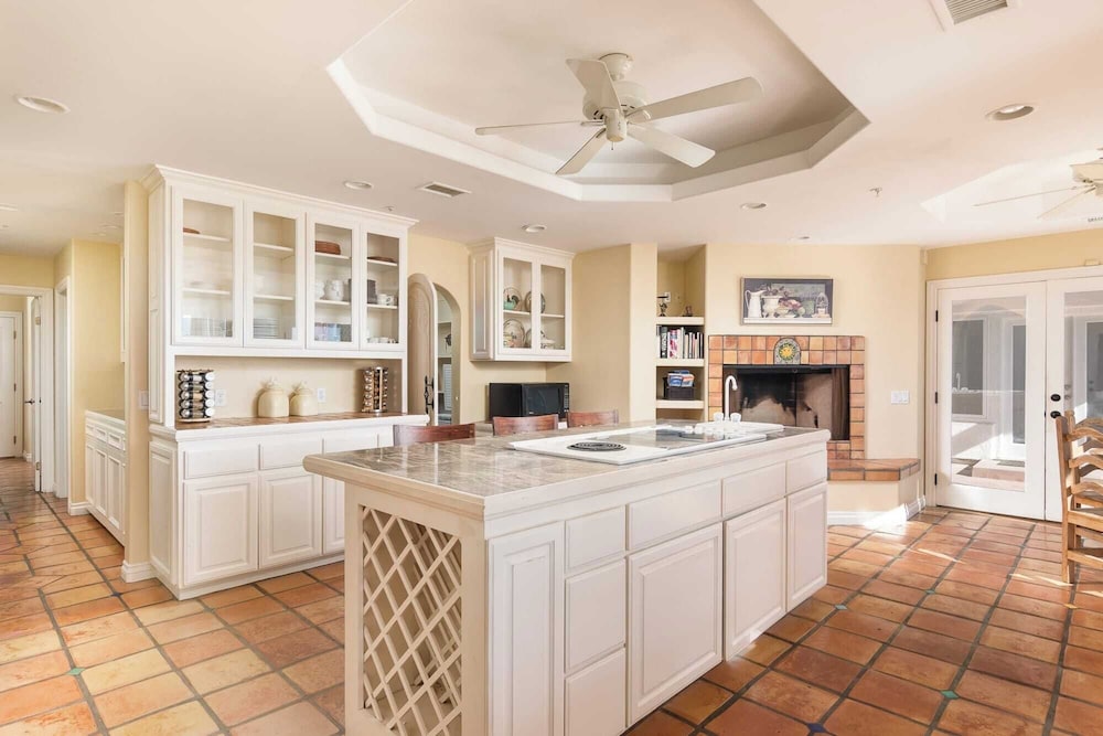 Two Estates w/ Pools, Hot Tubs, Game Rooms, Valley Views & Tennis Court Near Beaches & Wineries