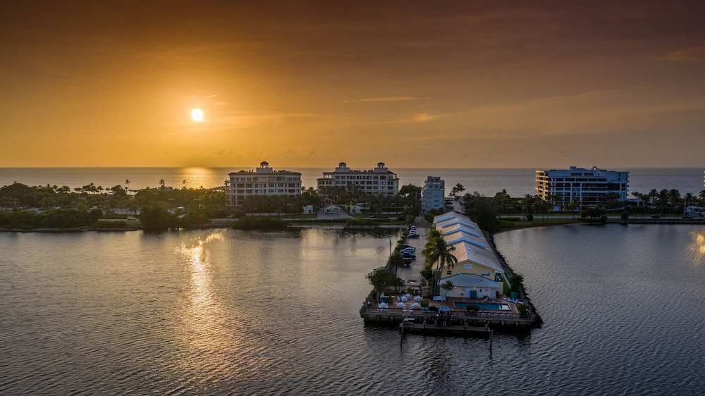 Palm Beach Waterfront Suites