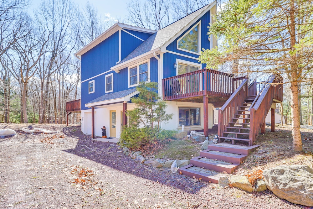 Walk to Lake Harmony: Family Retreat w/ Decks!
