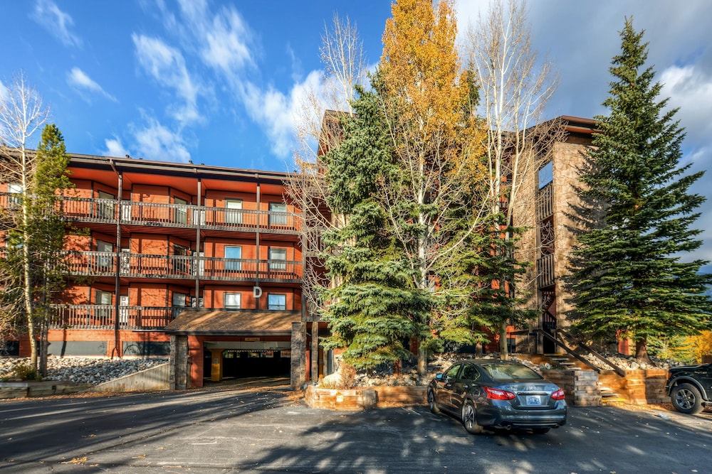 Mountainside Condominiums by CRMR