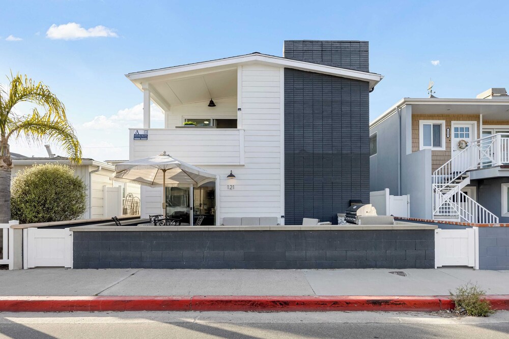Steps From the Sand/boardwalk Outdoor Dining, Parking, and Patio in Newport