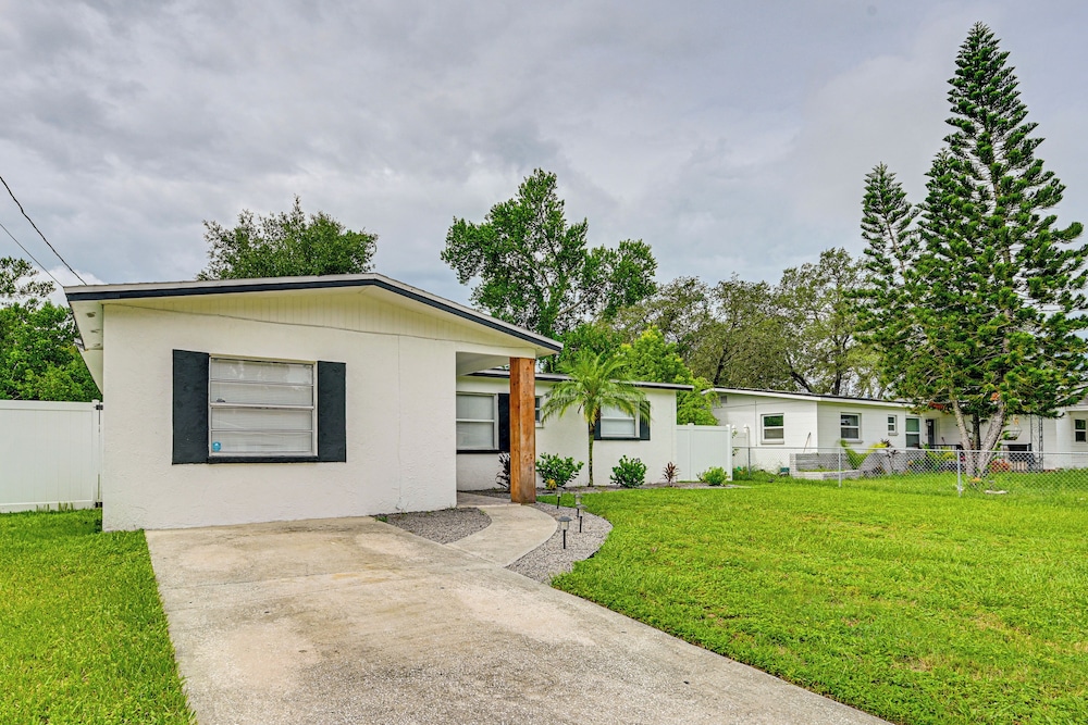 1 Mi to Busch Gardens: Modern Home w/ Private Yard
