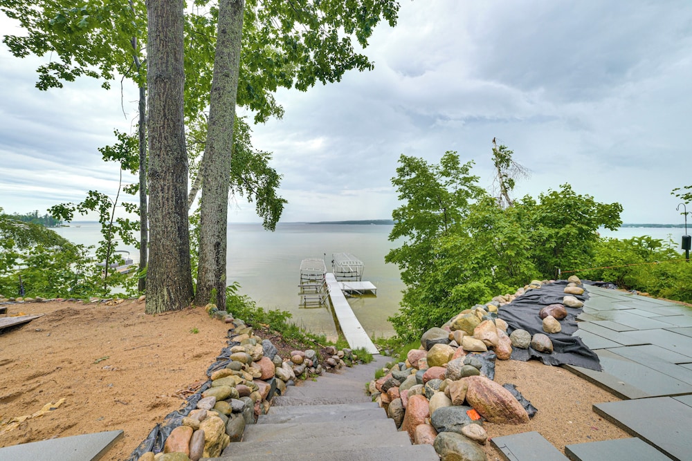 Sunroom, Dining Pavilion & More: Gem on Burt Lake!