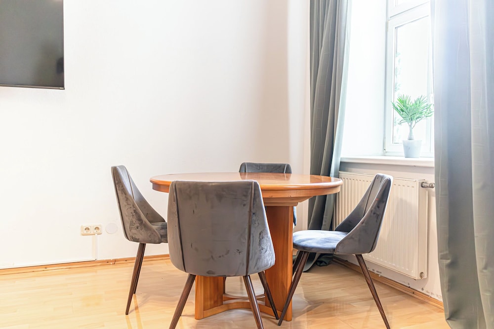 Basic 2BR Apt Near Westbahnhof