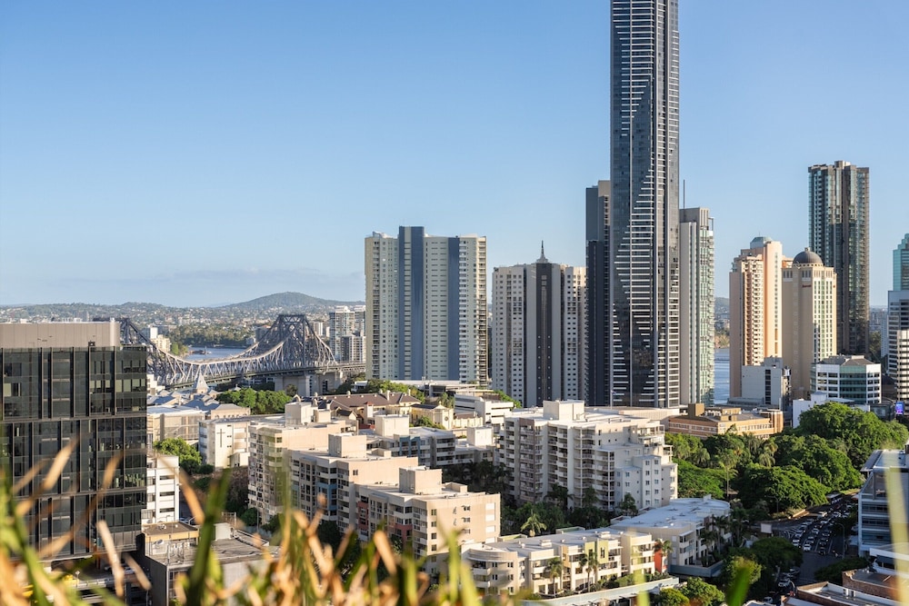City Escape With Balcony & Resort-style Amenities