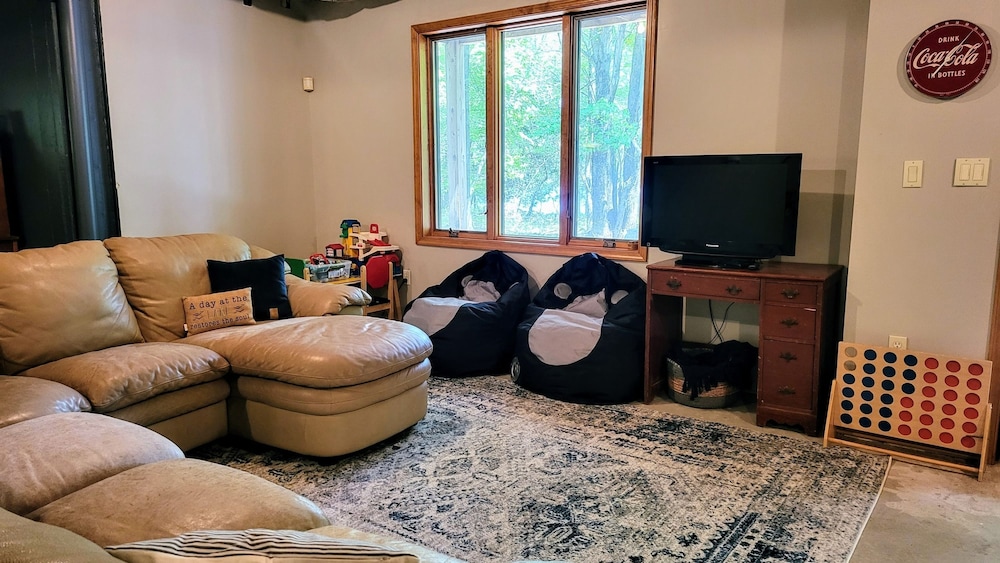 Elk Hollow by Avantstay Lakefront Chalet w Game Room Fire Pit