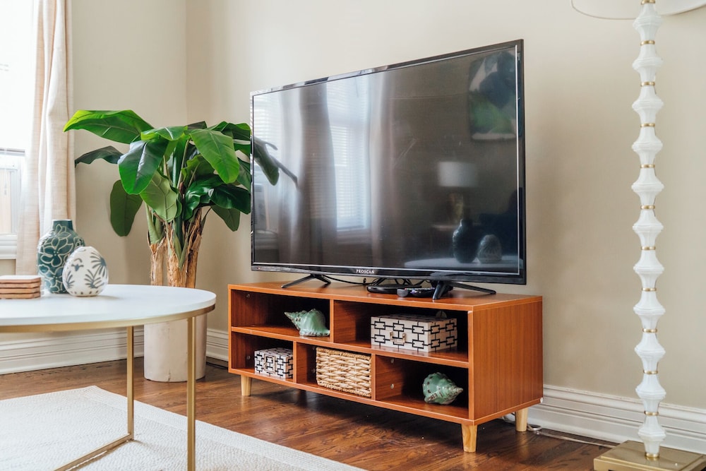Homey 2BR - Central Charming