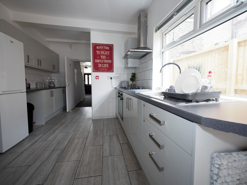 Ensuite4 Woodhouse private bath 2kitchen